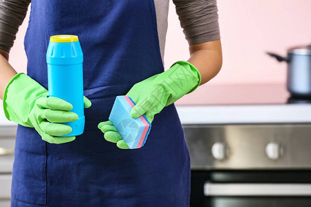 厨房清洁用品的清洁工特写图片