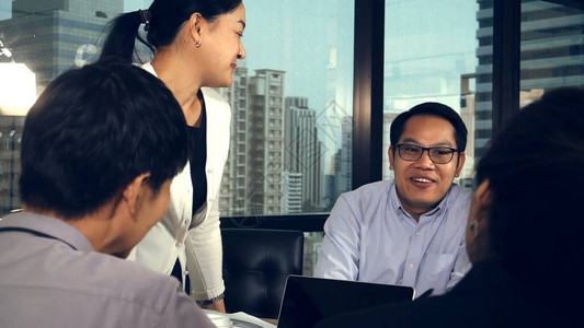 亚洲商人在现代办公室的小组会议上讨论营销策略商业金融和团队合作理念图片