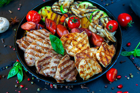 什锦美味的烤肉配蔬菜混合烤烧肉和蔬菜牛肉猪肉家禽香肠烤大蒜图片