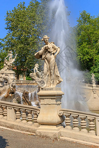 意大利都灵雕塑二月喷泉12个月是华伦天奴公园最重要的建筑作品之一由CarloCeppi182919图片