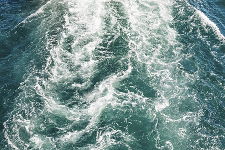 绿松石色海和中的船波图片
