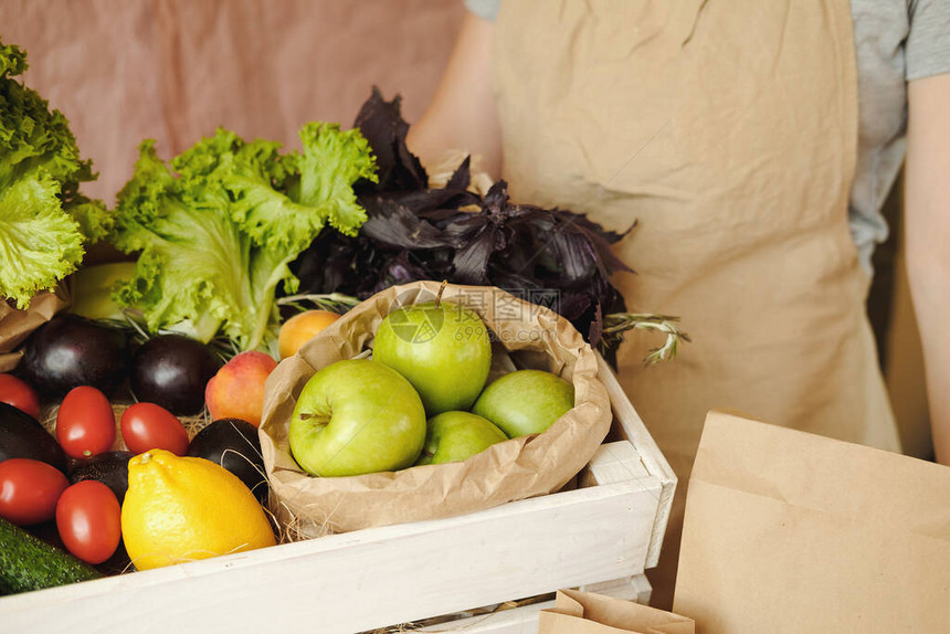 市场上的有机蔬菜和水果有机食品店的女卖家和产品健康营养饮食零浪费生活方式概念网页设计