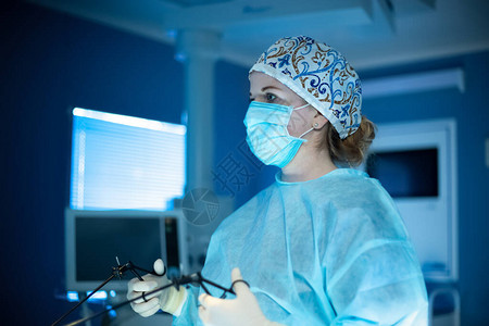 外科妇女使用腹腔器进行外图片