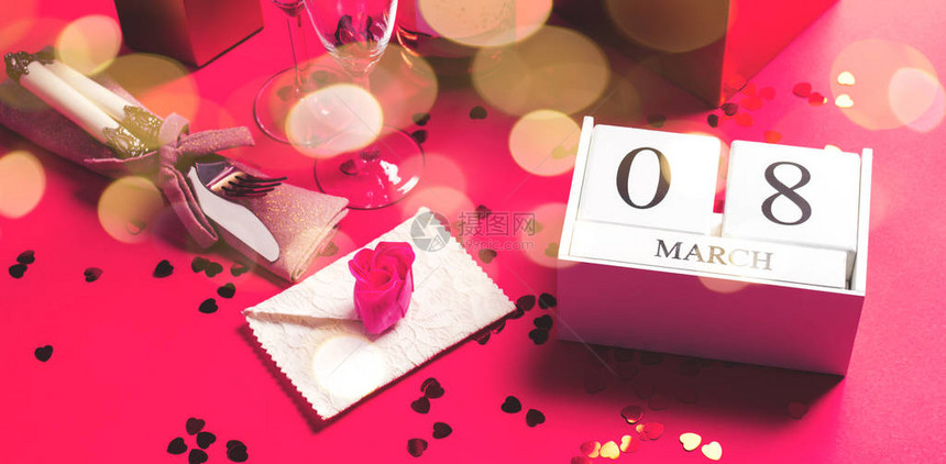 3月8日香槟笛优雅的银器和红心信封心形礼物盒玫瑰花图片