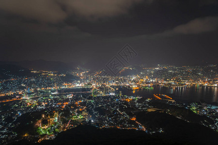 长崎市的夜晚灯火通明稻佐山观景台甲板的全景夜世界著名的风景名胜区图片