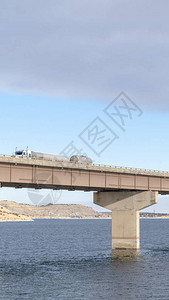 垂直框架巨大的卡车行驶在一座桥上背景图片