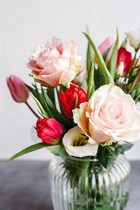 透明玻璃花瓶中的春花玫瑰郁金香图片