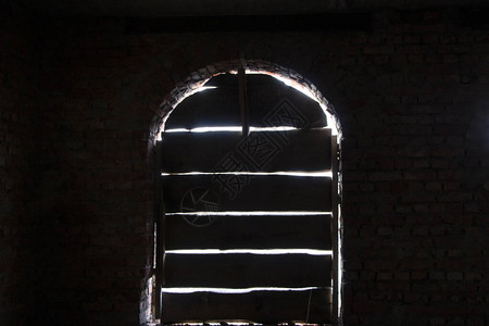拱窗打开时堵塞了黑暗房间的板块背景图片