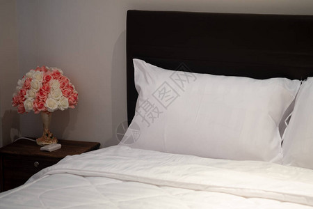 在床上装饰上关闭白色枕头的白色枕头图片