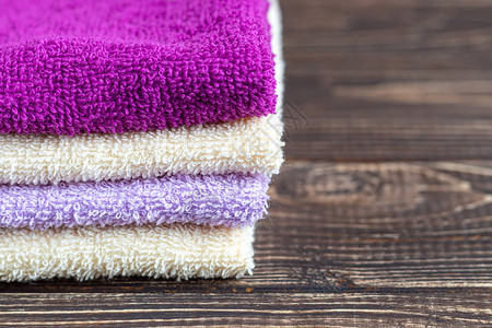 特里毛巾是为了美貌和健康一叠多色毛巾就放在木质背景上生活方式家庭工作图背景图片