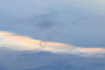 日落天空上的云彩虹现象图片
