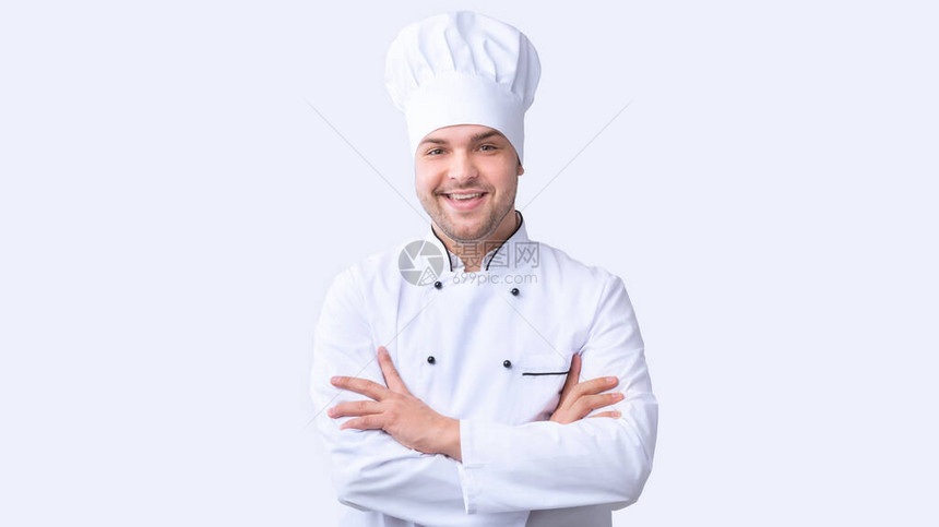 微笑的厨师在工作室拍摄镜头时图片