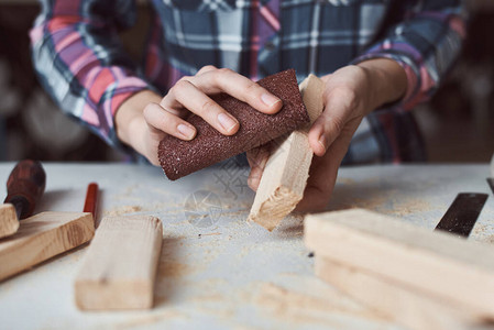 木匠双手用砂纸打磨木制板DY木工和图片