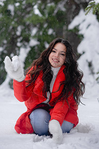 年轻漂亮的女孩在冬季公园穿着红色毛衣健康生活和美容理念女孩有趣的概念图片