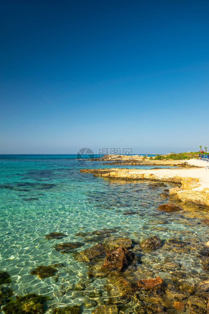 塞浦路斯最著名的海滩有水晶清澈的图片