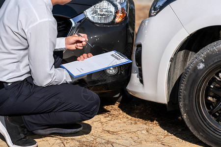 保险代理人检查评估的损坏汽车在事故碰撞后检查和签署报告保图片