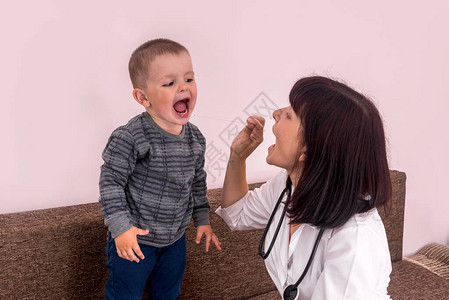 小男孩向医生展示他的喉咙图片