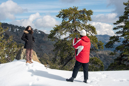 两个快乐的年轻青少年在雪山上用手机拍照图片