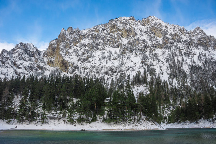 绿湖Grunner见在阳光明媚的冬日奥地利施蒂里亚州著名的步行和徒图片