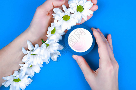 手霜健康皮肤的天然奶油天然化妆品自然医学概念图片