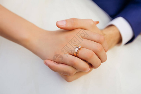新娘手与结婚戒指的特写新婚图片