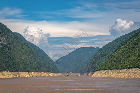 在壮丽的长江上航行通过峡谷的货船和客船图片