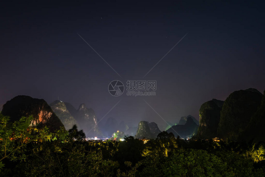 广西省Yangshuo镇周围喀斯特山风景之夜图片