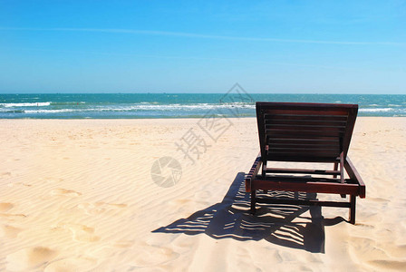 美丽的海滩在海边的沙滩上的椅子暑假和旅游度假概念鼓舞人背景图片