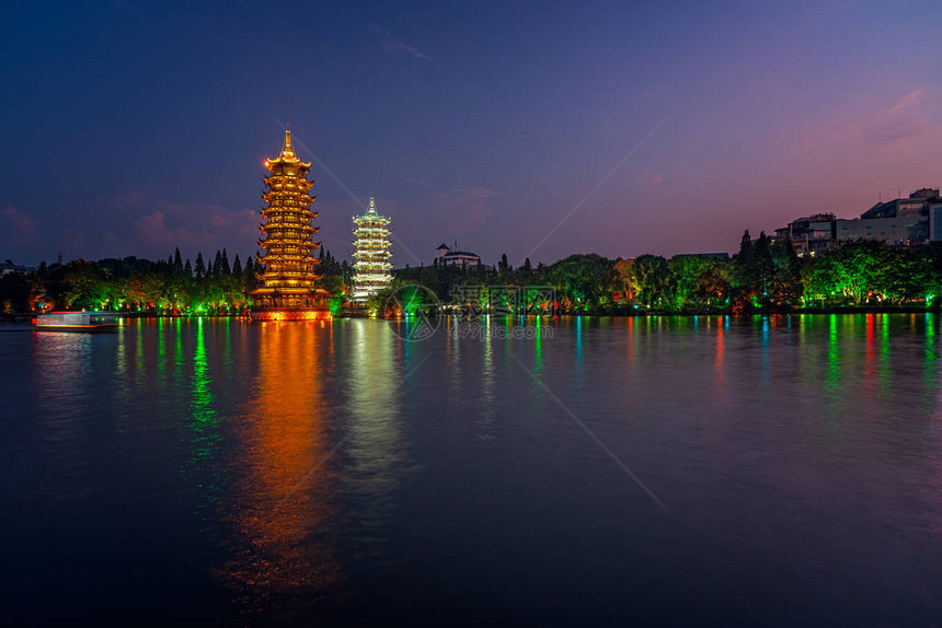 广西省白西市山胡或桂林镇山湖的太阳塔和月球塔图片