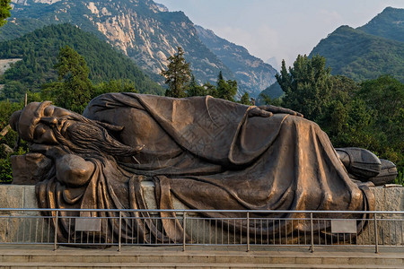 陕西省以神圣的华山为背景的哲学家的大型图片