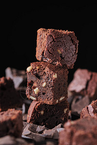 巧克力核仁巧克力饼配坚果和薄荷用薄荷装饰的甜美可口的甜点图片
