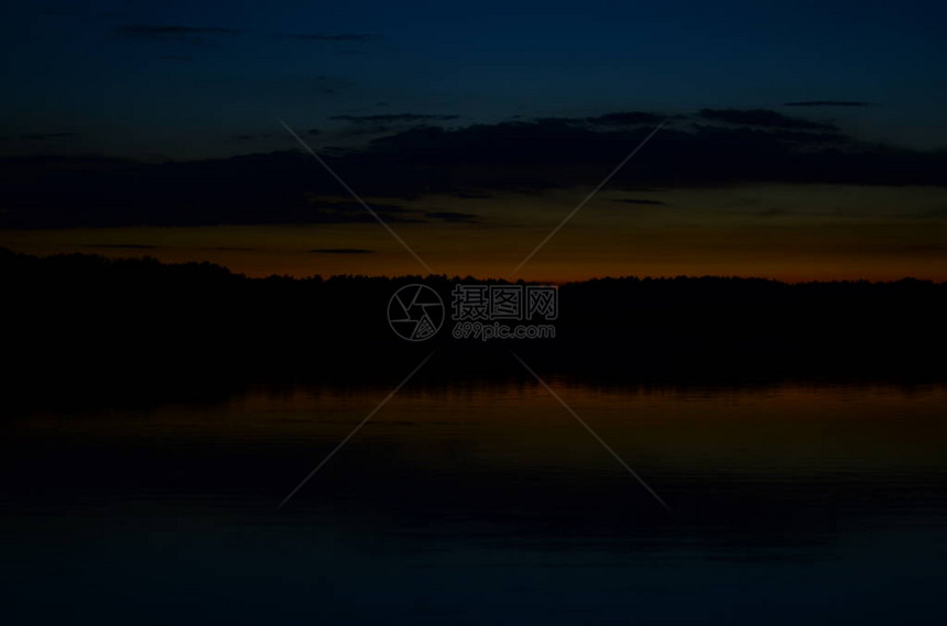 美丽的夕阳倒映在湖面上图片