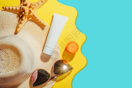 SPF防晒物品带太阳眼镜和保护霜spf30顶视图的稻草女人帽子在明亮的黄色背景上海滩配件夏季旅游度假概念销售套背景