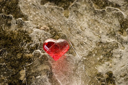 在破碎的冰块上的透明心爱情和浪漫被粉图片