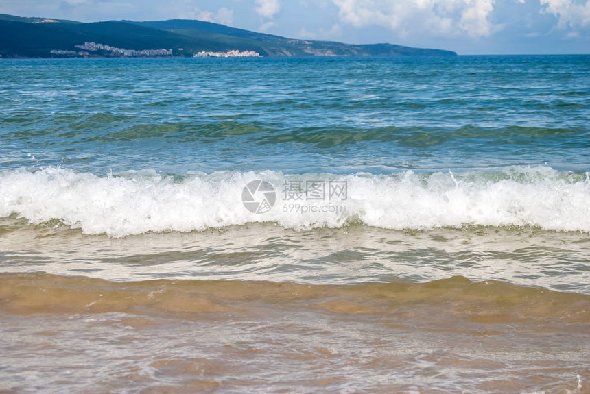 海岸线附近的水浪图片