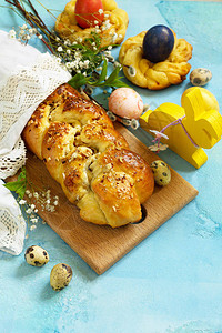 复活节甜面包配彩色鸡蛋和传统的意大利复活节面包图片