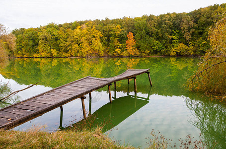 秋天的湖公园里有一座桥图片
