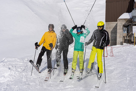 年轻人穿着滑雪鞋头盔和护目镜图片