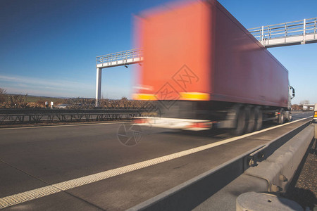 卡车通过高速公路收费站图片