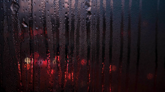 雨季玻璃窗上雨滴的特写图片