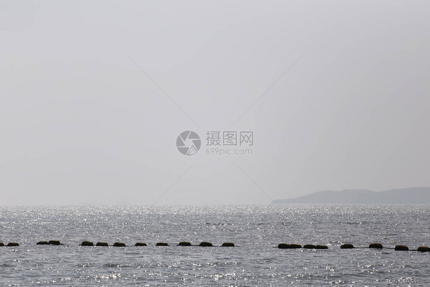 夜晚的大海月光皎洁浮标漂浮图片