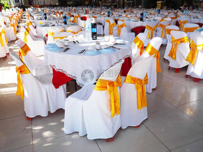 在泰国举行的婚礼庆典上的中式宴会大厅午餐的圆桌和椅子图片