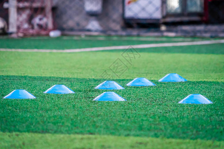 体育培训运动场地上的蓝塑料体育标志单图片