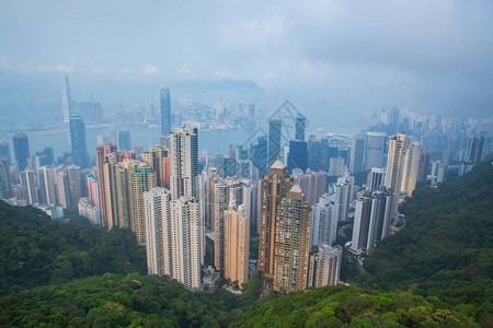 从山顶看当天香港的鸟瞰图图片