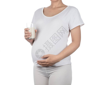 孕妇拿着一杯牛奶隔离在白色背景图片