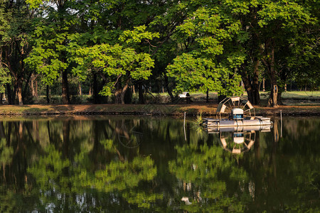 桨式蒸汽熨斗泰国曼谷RotFai公园清洁池塘上的桨式水轮曝气器背景