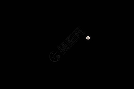 满月映衬着黑色的夜空夜景图片