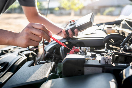 机械修理工在汽车维修服务中检查发动机汽车图片