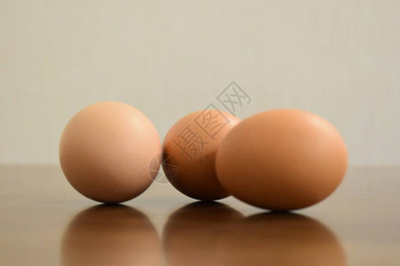 桌子上的三个鸡蛋图1背景图片