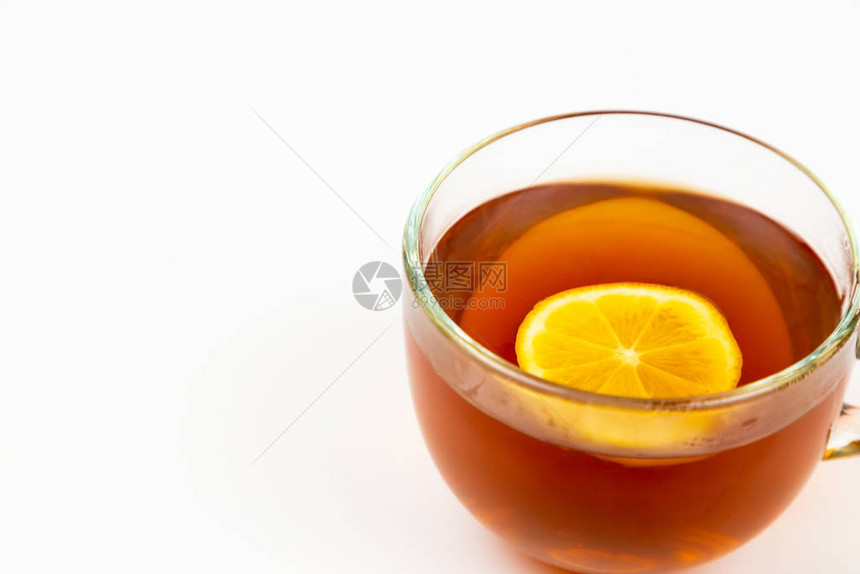 茶杯里有薄荷叶和柠檬白背景图片